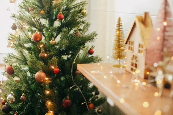 Moderní Zdobený Vánoční Stromek Červenými Zlatými Ozdobami Slavnostními Světly Závěsné — Stock fotografie