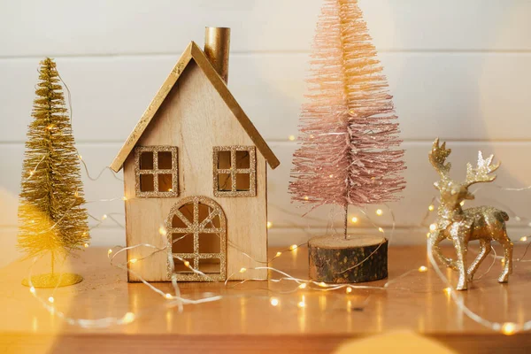 Elegante Casa Madeira Natal Glitter Árvore Natal Renas Douradas Luzes — Fotografia de Stock