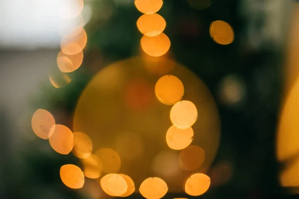 Rozmazaný Obraz Vánočního Stromku Zlatých Světel Žluté Osvětlení Bokeh Zeleném — Stock fotografie