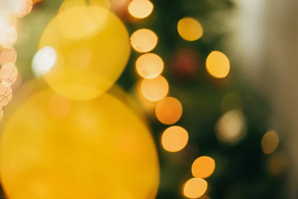 Abstraktní Vánoční Pozadí Rozmazaný Obraz Vánočního Stromku Zlatých Světel Žluté — Stock fotografie