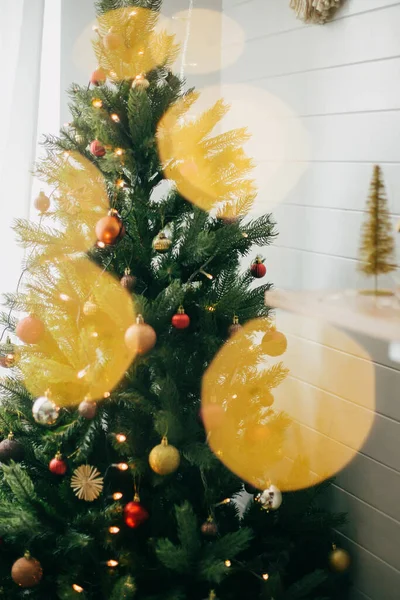 Moderní Zdobený Vánoční Stromek Červenými Zlatými Ozdobami Slavnostními Světly Závěsné — Stock fotografie