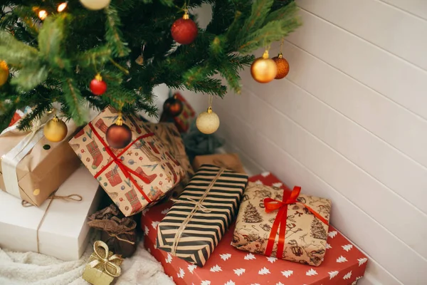 Feliz Navidad Elegantes Regalos Navidad Bajo Árbol Navidad Con Adornos —  Fotos de Stock