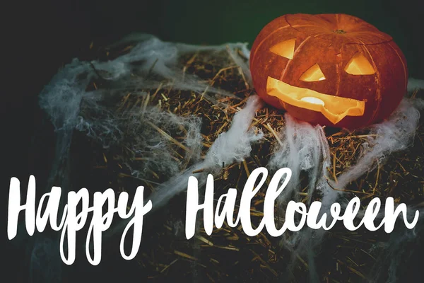 Mutlu Cadılar Bayramı tebrik kartları. El yazısıyla Mutlu Cadılar Bayramı metni, kabak kabaklı, parlak yüzlü ve siyah örümcek ağlı korkunç balkabağı..