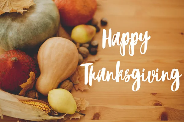 Handgeschriebener Happy Thanksgiving Text Auf Hintergrund Von Kürbissen Herbstblättern Nüssen — Stockfoto