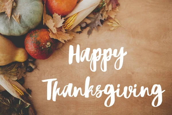 Handgeschriebener Happy Thanksgiving Text Auf Hintergrund Von Kürbissen Herbstblättern Nüssen — Stockfoto