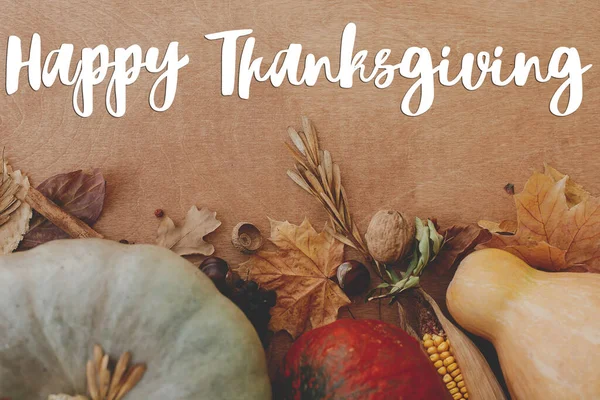 Wesołego Święta Dziękczynienia Ręcznie Napisane Happy Thanksgiving Tekst Tle Dynie — Zdjęcie stockowe