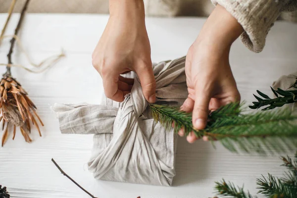 Ruce Zdobí Stylový Vánoční Dárek Plátnové Tkanině Zelenou Jedlovou Větví — Stock fotografie