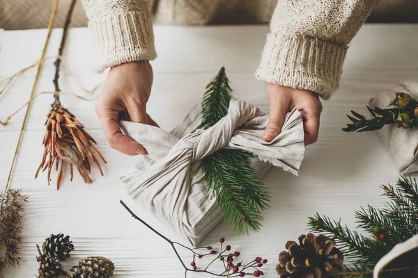Ruce Zdobí Stylový Vánoční Dárek Plátnové Tkanině Zelenou Jedlovou Větví — Stock fotografie