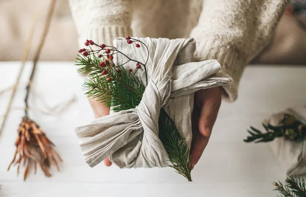Zero Waste Weihnachtsgeschenk Die Hände Halten Ein Stilvolles Geschenk Leinenstoff — Stockfoto