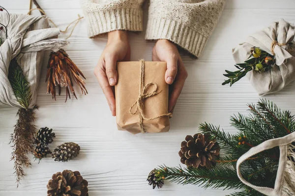 Nada Desperdício Natal Mãos Que Mantêm Presente Natal Simples Elegante — Fotografia de Stock