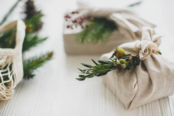 Zero Waste Weihnachtsferien Stilvolles Weihnachtsgeschenk Leinenstoff Mit Grünem Zweig Und — Stockfoto