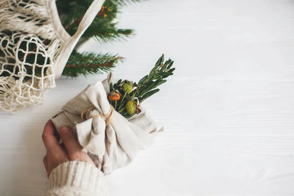 Vacaciones Navidad Sin Desperdicio Mano Sosteniendo Elegante Regalo Navidad Envuelto — Foto de Stock