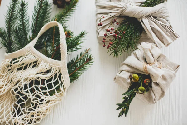 Elegantes Regalos Navidad Envueltos Tela Lino Con Rama Verde Bolsa —  Fotos de Stock