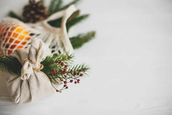 Нуль Марнує Різдвяні Свята Стильний Різдвяний Подарунок Загорнутий Лляну Тканину — стокове фото