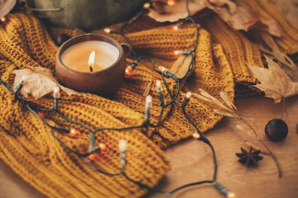 幸せな感謝祭とハロー秋 居心地の良い家で秋の休日を祝う 暖かい黄色のライトで居心地の良いニットセーターに秋の葉 スパイス キャンドル 選択的焦点 — ストック写真