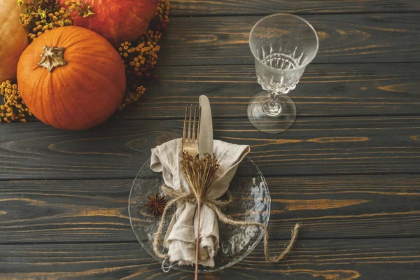 Umweltfreundliche Thanksgiving Tischdekoration Stilvoller Teller Mit Besteck Leinenserviette Mit Kräutern — Stockfoto