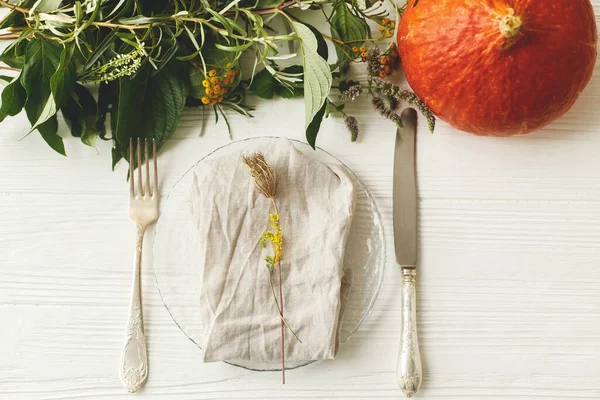 Pengaturan Meja Makan Thanksgiving Pengaturan Ramah Lingkungan Lempeng Bergaya Dengan — Stok Foto