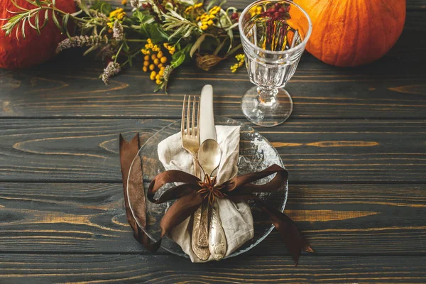 Cena Acción Gracias Elegante Plato Con Cubiertos Decoraciones Otoñales Calabaza —  Fotos de Stock