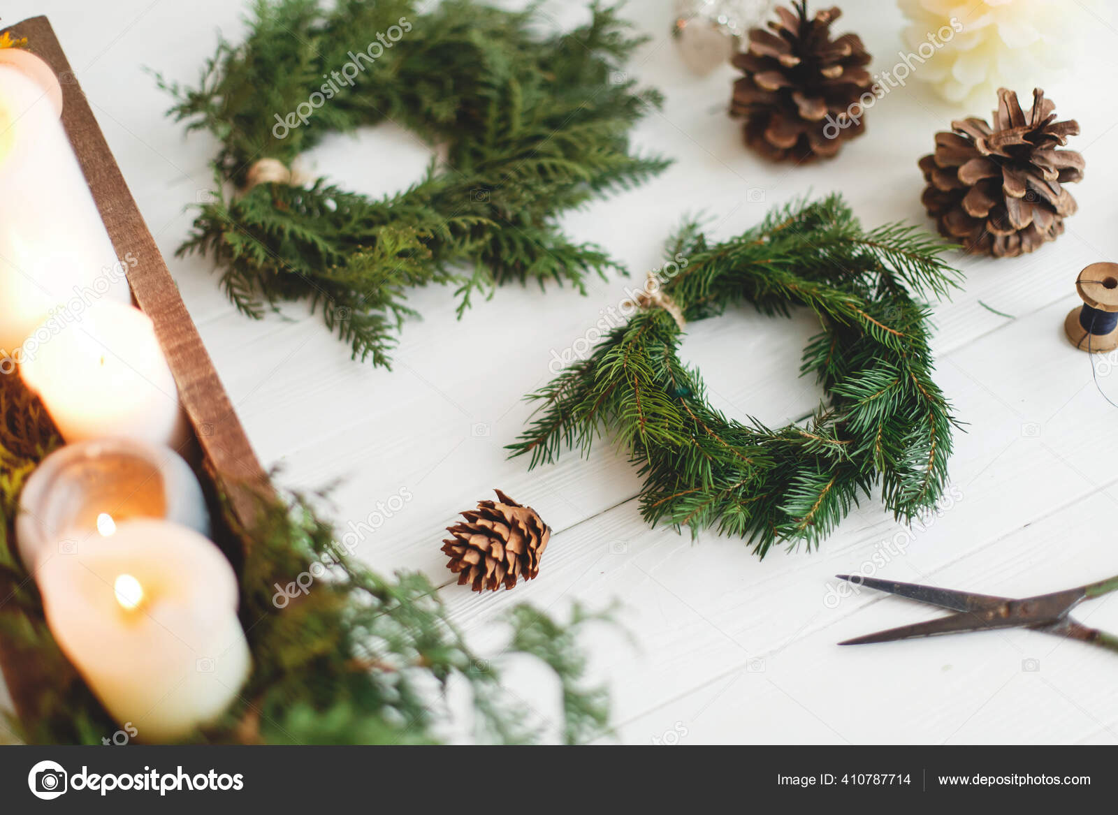 크리스마스에는 솔방울 장식물을 화려하게 크리스마스 선물로 전나무 가지와 백향목 가지로 — 스톡 사진 © Sonyachny  #410787714, image size:1600x1167