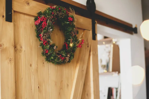 Evdeki Rustik Ahşap Kapıya Asılı Noel Çelengi Kırmızı Böğürtlen Süslemeli — Stok fotoğraf