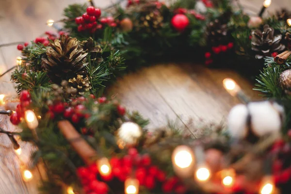 Noel Çelengi Süslemeleri Işıklarda Kırsal Ahşap Üzerine Kapanır Geleneksel Noel — Stok fotoğraf