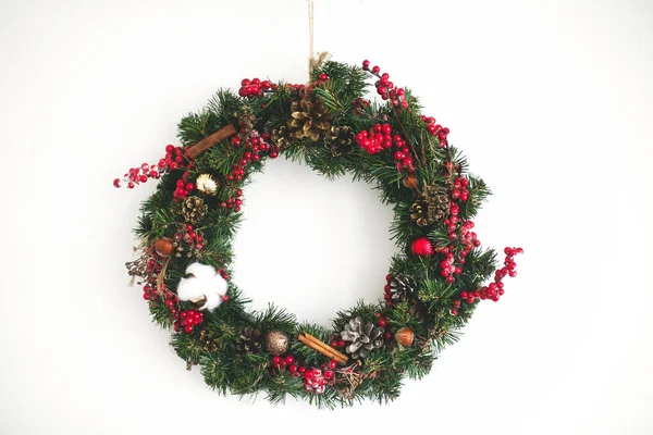크리스마스 화환은 크리스마스는 열매와 장식물로 화환을 솔방울과 계피는 흰색으로 분리되어 — 스톡 사진