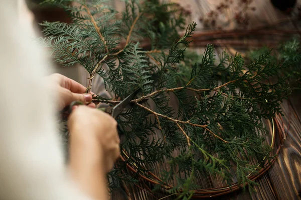 Membuat Karangan Bunga Natal Pedesaan Tangan Memegang Cabang Cedar Hijau — Stok Foto