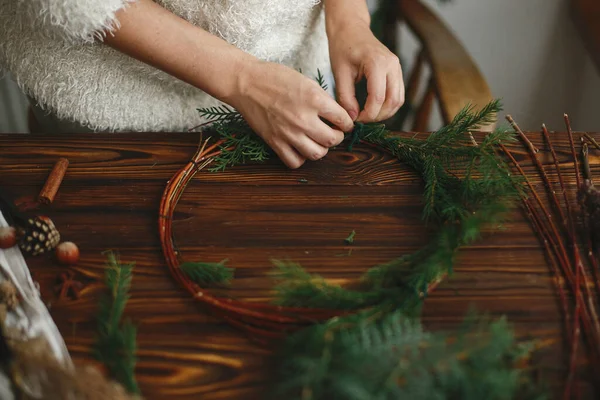 Fazendo Grinalda Natal Rústica Advento Férias Mãos Segurando Ramos Abeto — Fotografia de Stock