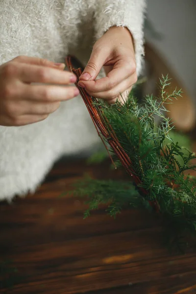 Ghirlanda Natale Rustica Avvento Delle Vacanze Mani Che Tengono Rami — Foto Stock