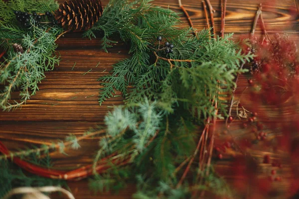 Moderní Vánoční Věnec Rustikálním Pozadí Sváteční Příchod Zelené Cedrové Větve — Stock fotografie