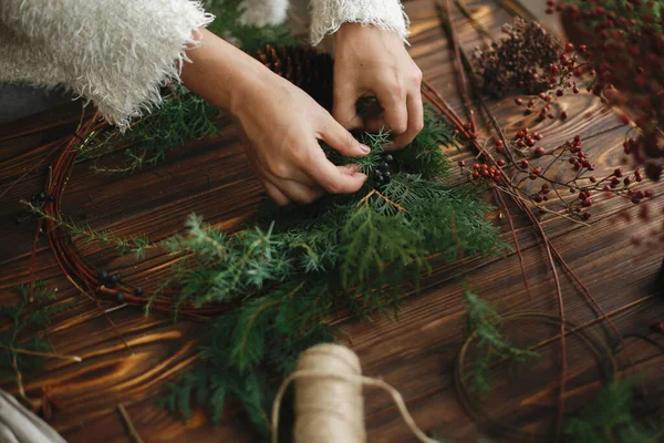 Fazendo Grinalda Natal Rústica Mãos Segurando Bagas Decorando Ramos Cedro — Fotografia de Stock