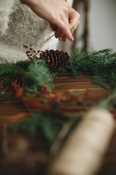 Stilvoller Rustikaler Weihnachtskranz Hände Halten Beeren Der Hand Und Dekorieren — Stockfoto