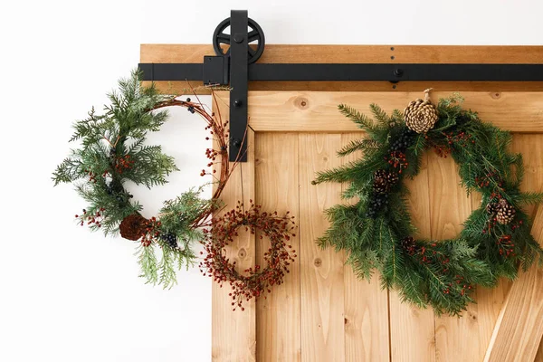 Rustykalne Świąteczne Wieńce Drewnianych Drzwiach Wewnątrz Świąteczne Dekoracje Wakacyjne Kreatywne — Zdjęcie stockowe
