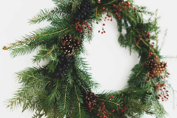 Kreativ Stylischer Weihnachtskranz Mit Roten Beeren Und Tannenzweigen Nahaufnahme Isoliert — Stockfoto