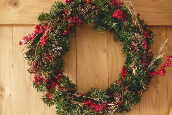 Evdeki Rustik Ahşap Kapıya Asılı Noel Çelengi Kırmızı Böğürtlen Süslemeli — Stok fotoğraf