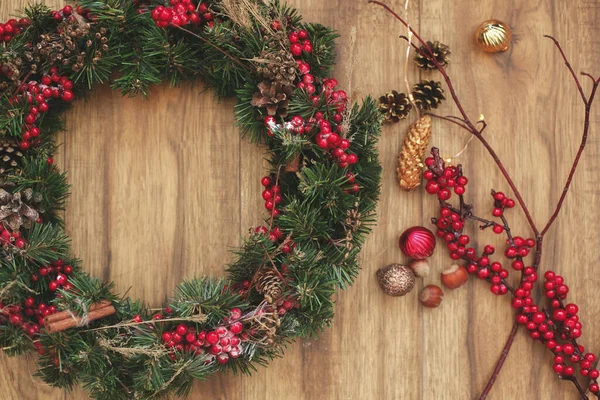 Tahta Kırsal Arka Planda Noel Çelengi Düz Yatıyordu Geleneksel Noel — Stok fotoğraf