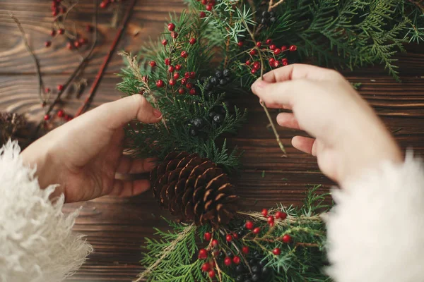 Dělám Rustikální Vánoční Věnec Ruce Držící Bobule Zdobící Přírodní Cedrové — Stock fotografie