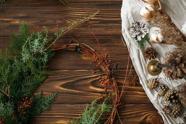 Rustic Christmas Wreath Wooden Table Flat Lay Modern Christmas Wreath — Stock Photo, Image