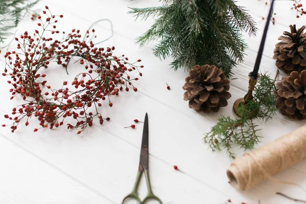 Rendere Semplice Ghirlanda Natale Rustico Sul Tavolo Legno Bianco Casa — Foto Stock