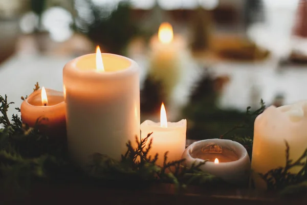 Candele Ardenti Sfondo Rustico Con Ghirlanda Natale Pigne Ornamenti Tavolo — Foto Stock