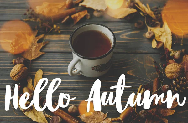 Witam Jesienny Tekst Zabytkowym Kubku Herbatą Jesiennym Wieńcem Liści Jagód — Zdjęcie stockowe