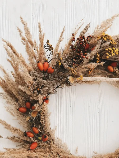 Beyaz Arka Planda Şık Kırsal Sonbahar Çelengi Yatıyordu Kurutulmuş Bitkilerden — Stok fotoğraf