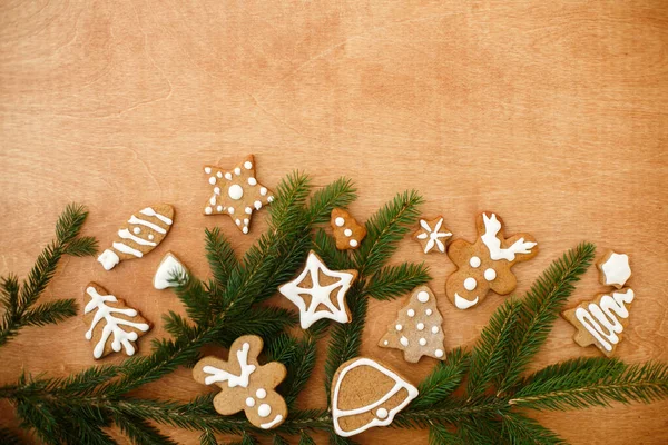 Χριστουγεννιάτικα Μπισκότα Μελόψωμο Και Κλαδιά Έλατο Σύνορα Ξύλινο Φόντο Season — Φωτογραφία Αρχείου