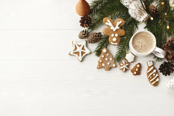 Tarjeta Felicitación Felices Fiestas Piso Navidad Con Galletas Jengibre Café —  Fotos de Stock