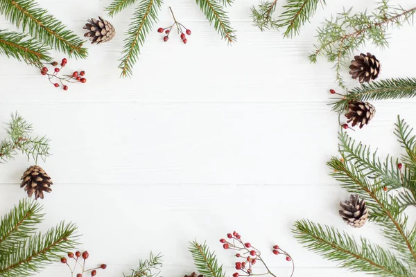 Різдвяні Ягоди Червоні Ягоди Соснові Шишки Білому Дереві Мінімалістська Площина — стокове фото