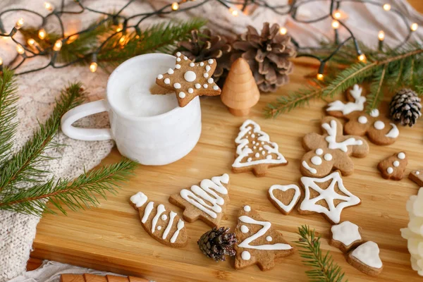 크리스마스 진저브레드 쿠키는 솔방울 전나무 조명등을 배경으로 향기가 겨울아 크리스마스와 — 스톡 사진