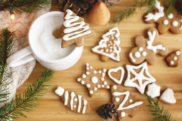 Pomul Crăciun Prăjitură Dulce Cookie Cafea Aromată Fundalul Conurilor Pin — Fotografie, imagine de stoc