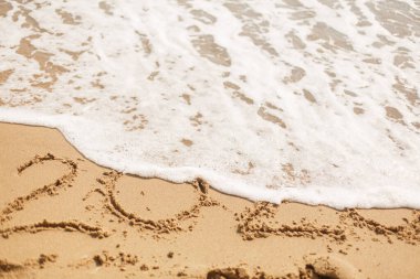 Güle güle 2020! 2020 yazısını kaplayan köpüklü dalgalar korkunç 2020 yılını geride bıraktı. Yeni yıla hoş geldin 2021!