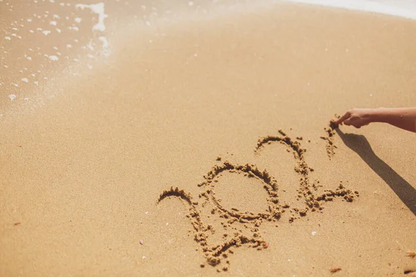 Person Writing 2021 Sign Sandy Beach Happy New Year 2021 — Stock Photo, Image