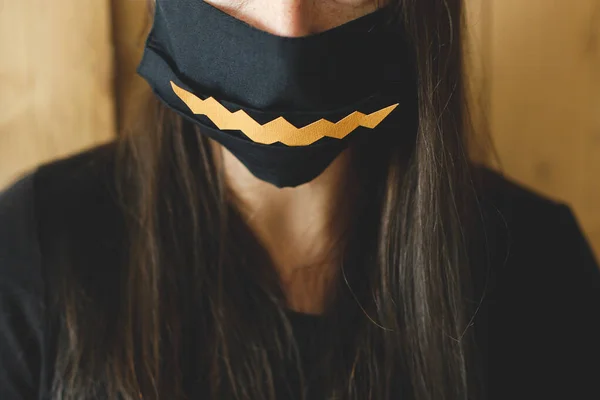 Menina Máscara Preta Com Jack Lanterna Sorriso Fechar Fundo Madeira — Fotografia de Stock